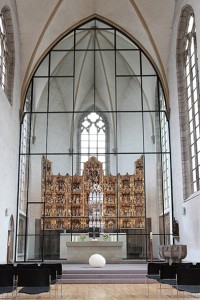 Mit seiner Größe von 5,65 Metern Höhe und 7,40 Metern Breite bei geöffneten Flügeltüren ist der Altar der größte seiner Art. Entsprechend sind auch die Maße der eingesetzten Glasteile enorm.