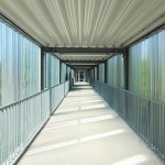 Futuristisch und frisch: Mit seiner Verkleidung aus Industrieglas bildet der Pausengang ein architektonisches Herzstück der Schule.