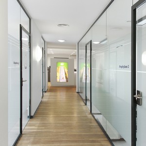 Formschöne Wände aus Glas dienen als Sichtschutz und Geräuschdämmung.