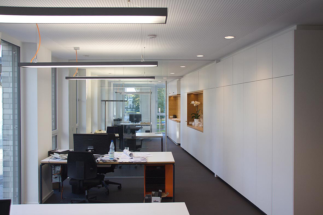 Glas als Stilelement mit Funktion: Durch den Einsatz von Glaswänden mit Schiebetüren sind die Büroräume variabel nutzbar.