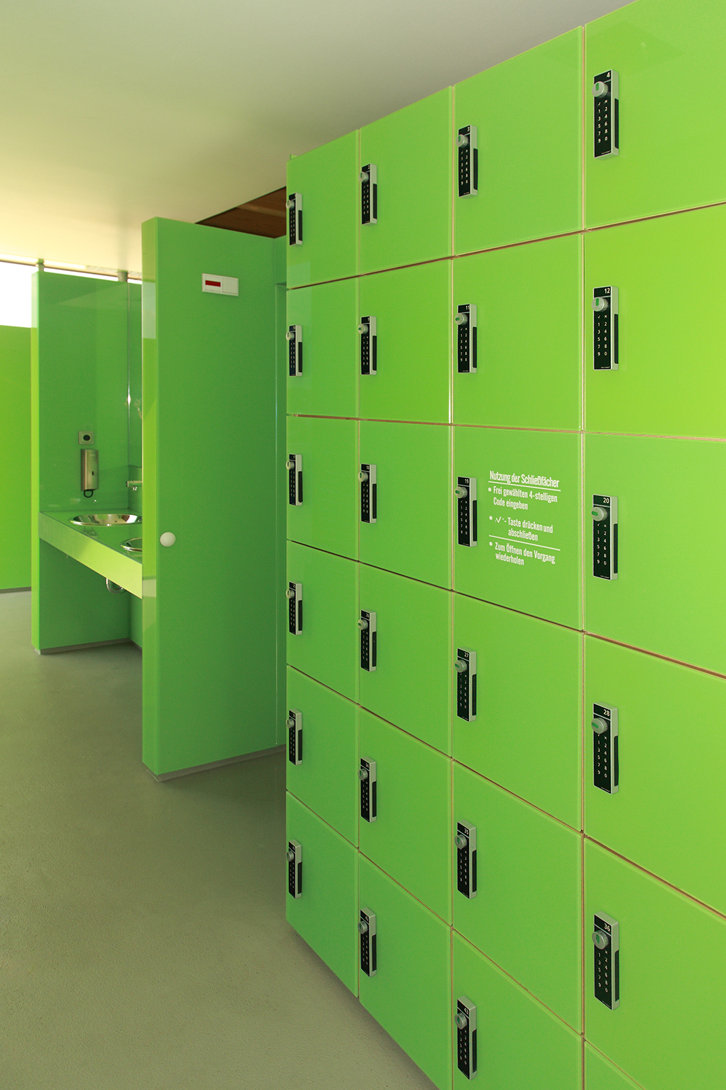Eleganz trifft auf Funktionalität: Die Sanitäranlagen erstrahlen in Farbglas aus frischen Grüntönen.